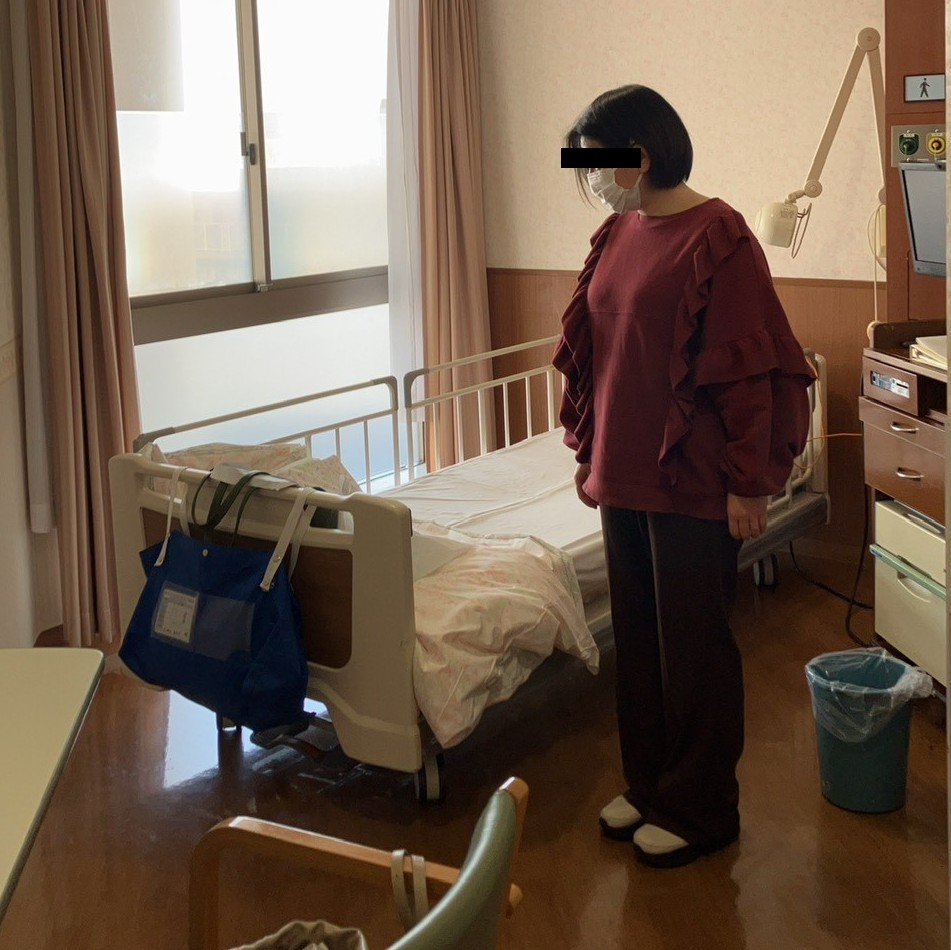 北摂総合病院の個室に立ち会いに来てくれた妻の写真