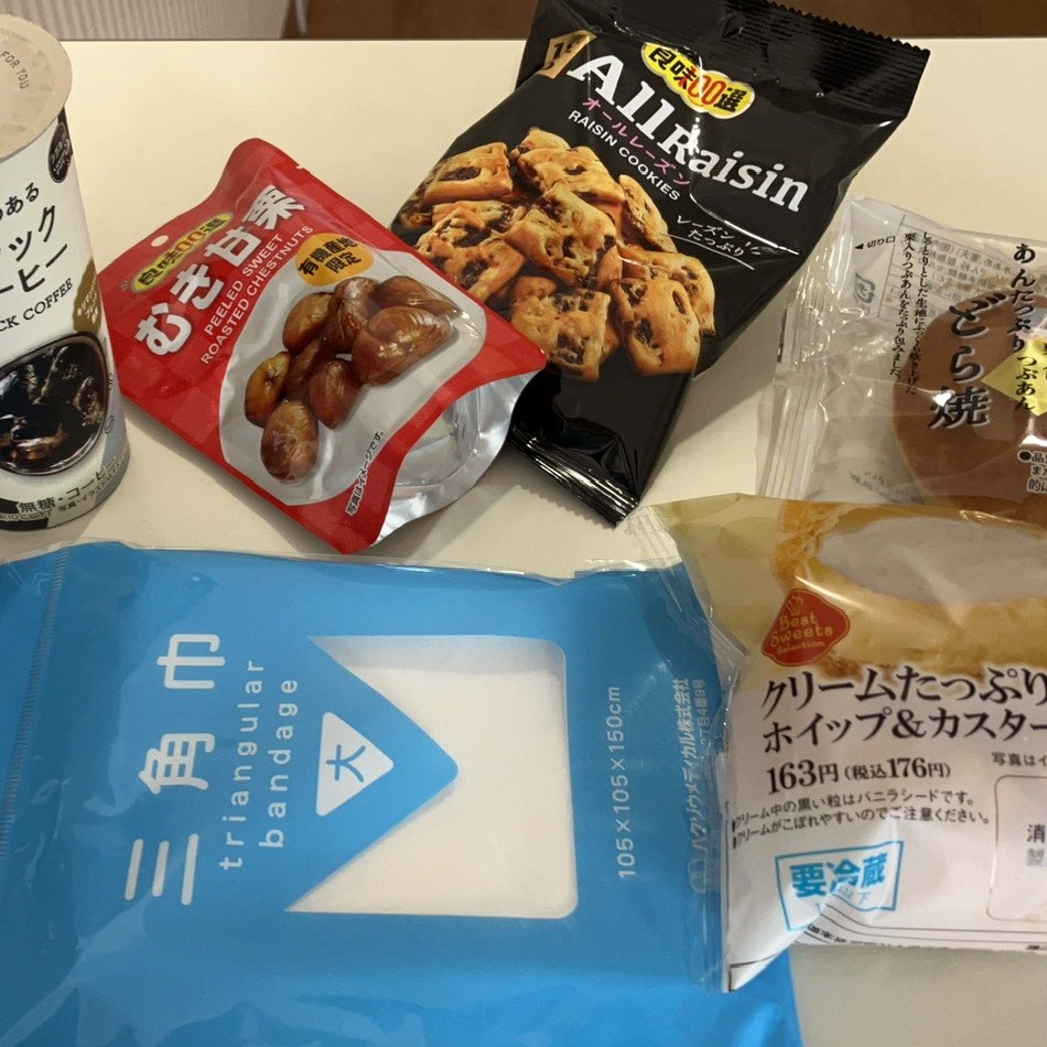三角巾とおやつとコーヒーを病院の売店でそろえた写真